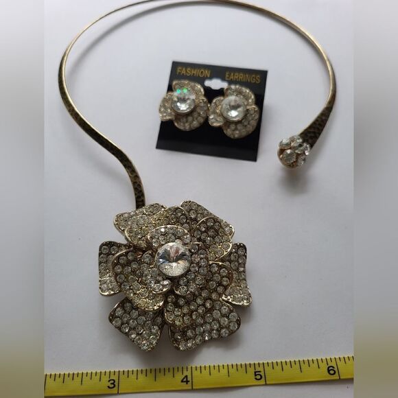 Stunning Classic Necklace and Earring Set NEW Never Worn. - Picture 14 of 15